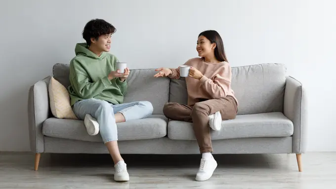 perempuan dan pasangan di sofa