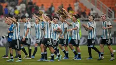 Para pemain Argentina merayakan kemenangan mereka atas Brasil dalam pertandingan perempat final Piala Dunia U-17 di Jakarta International Stadium, Jumat 24 November 2023. (AP Photo/Achmad Ibrahim)