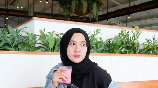 6 Potret Eliza Sifaa Sosok yang Populerkan Cerita Ipar adalah Maut