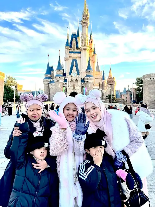 7 Potret Inara Rusli Ajak Anak Liburan di Disneyland Tokyo, Destinasi Impian (instagram/mommy_starla).