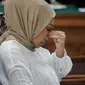 Terdakwa kasus dugaan penyebaran berita bohong atau hoaks Ratna Sarumpaet bersiap menjalani sidang putusan di Pengadilan Negeri Jakarta Selatan, Jakarta, Kamis (11/7/2019). Ratna Sarumpaet sebelumnya dituntut jaksa penuntut umum dengan pidana enam tahun penjara. (Liputan6.com/Faizal Fanani)