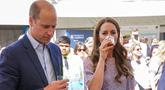 Duke dan Duchess of Cambridge Kate Middleton dan suami Pangeran Williams mencicipi bir lokal selama kunjungan ke Cambridgeshire County Day sebagai bagian dari perayaan Platinum Jubilee Ratu Elizabeth di Newmarket Racecourse (23/6/2022). (AFP/Pool/Paul Edwards)