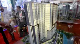 Sebuah maket apartemen PT Adhi Persada Properti (APP) yang dipamerkan pada acara Indonesia Property Expo 2018 di Jakarta, Jumat (28/9). APP juga menawarkan rumah tapak untuk kelas premium. (Liputan6.com/Fery Pradolo)