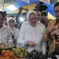 Plt Gubernur DKI Jakarta, Djarot Saiful Hidayat dan Kepala BPOM Penny Lukito saat membeli jajanan takjil di pasar Benhil, Jakarta, Jumat (2/6). Djarot meninjau pasar takjil Benhil serta membeli aneka makanan takjil tradisional. (Liputan6.com/Yoppy Renato)