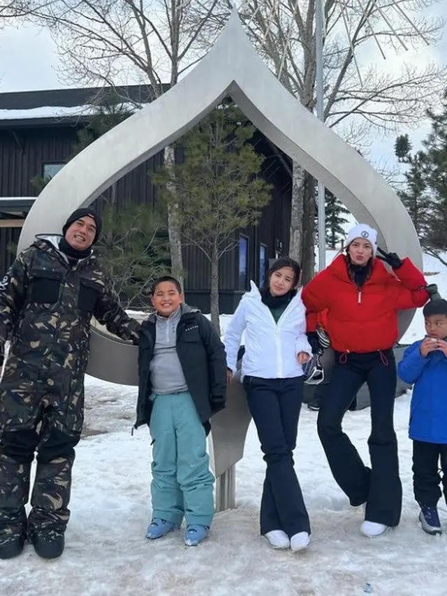 Potret keluarga Nia Ramadhani (Sumber: Instagram/ramadhaniabakrie)