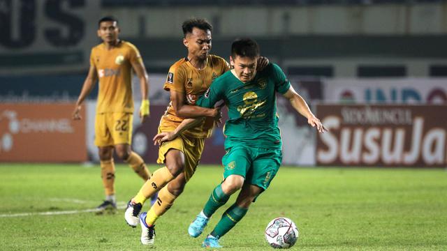 Foto: Aksi Pemain Persebaya saat Bermain Imbang Melawan Bhayangkara FC di Grup C Piala Presiden 2022