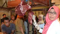 Petugas  Dinas Peternakan dan Kesehatan Hewan Provinsi Bengkulu menemukan daging yang sudah kedaluwarsa dijual. (Liputan6.com/Yuliardi Hardjo Putra) 