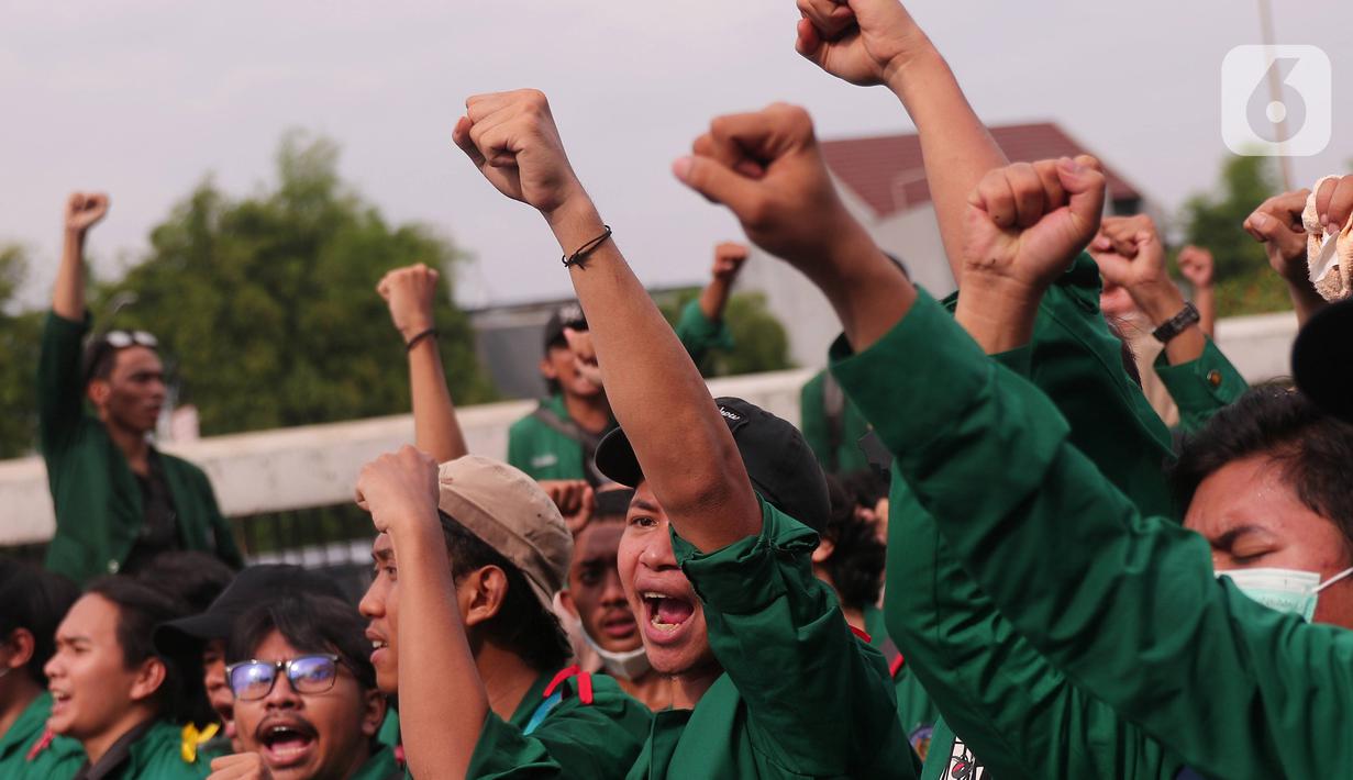 <p>Massa aksi dari berbagai elemen melakukan aksi di Gedung DPR, Jakarta, Kamis (21/4/2022). Aksi yang terdiri dari buruh, mahasiswa dan aktivis menyuarakan untuk menolak penundaan pemilu, kenaikan harga minyak, dan cipta kerja. (Liputan6.com/Angga Yuniar)</p>