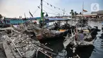 Aktivitas nelayan di dekat tumpukan sampah di Kampung Nelayan Cilincing, Jakarta Utara, Selasa (8/6/2021). Berdasarkan data TKN PSL Kementerian Koordinator Kemaritiman dan Investasi, total sampah yang masuk ke laut Indonesia tahun 2020 diperkirakan 521.540 ton. (merdeka.com/Iqbal S. Nugroho)