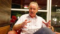 Pelatih Timnas Indonesia, Alfred Riedl saat berbincang dengan Bola.com di Sentul, Jakarta, Minggu (19/6/2016). (Bola.com/Nicklas Hanoatubun)
