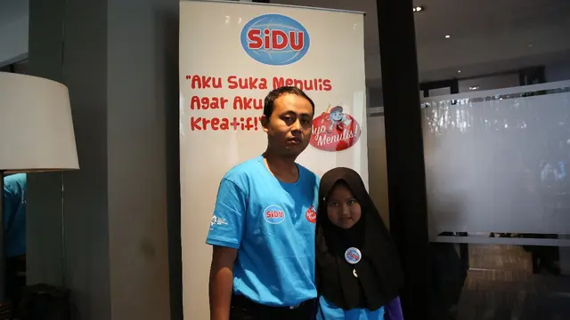 Juara II Festival Penulis Cilik, Alfia Kirana Maheswari bersama pamannya, Zaenuri (Istimewa)