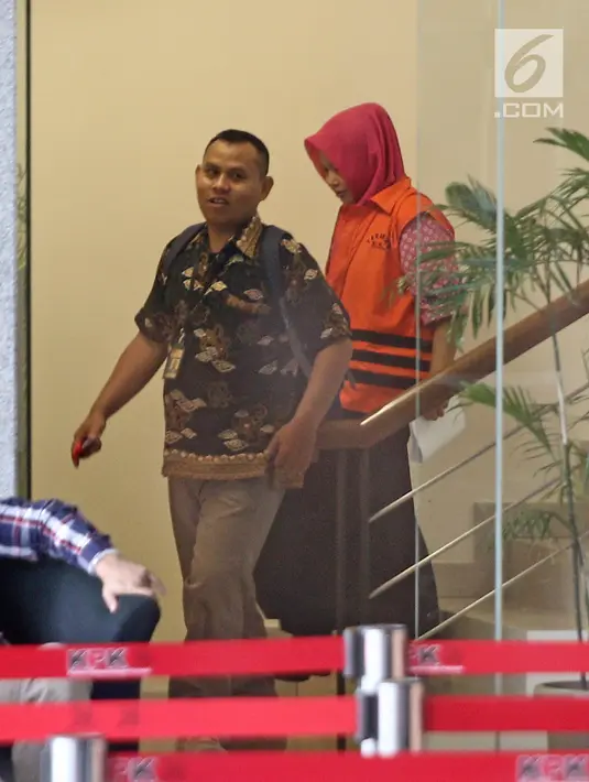 Plt Kadis Kesehatan Pemkab Jombang Inna Silestyowati menuruni tangga seusai pemeriksaan di Gedung KPK, Jakarta, Selasa (3/4). Berkas penyidikan penyuap Bupati Jombang itu sudah dilimpahkan ke jaksa penuntut umum pada KPK. (Liputan6.com/Herman Zakharia)