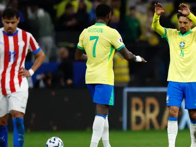 Gelandang Brasil Gerson dan Marquinhos merayakan kemenangan atas Paraguay pada lanjutan Kualifikasi Piala Dunia 2026 zona CONMEBOL di Neo Quimica Arena, Sao Paulo, Brasil, 10 Juni 2025 waktu setempat atau Rabu (11/6/2025) pagi WIB. (Miguel Schincariol/AFP)