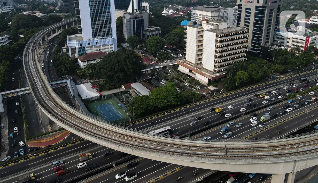 Menteri Perhubungan Budi Karya Sumadi membantah rel lengkung jembatan panjang atau longspan LRT Jabodebek salah desain. Menurutnya, yang telah dibangun di proyek LRT Jabodebek saat ini adalah solusi dari hambatan yang ada. (Liputan6.com/Herman Zakharia)