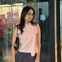 Satine Zaneta Pakai Outfit Pink (Instagram/@satinezaneta)