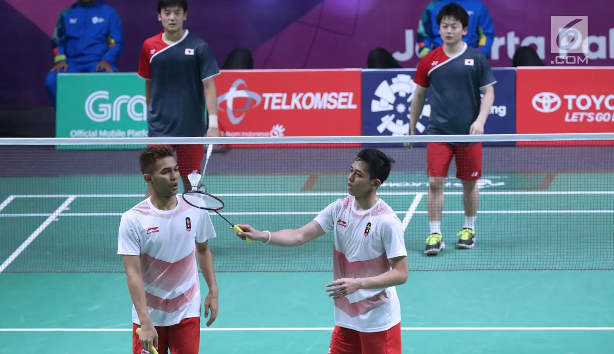 Ganda putra Indonesia, Fajar Alfian/M Rian Ardianto saat melawan pemain Jepang, Takuto Inoue/Yuki Kaneko pada semifinal Bulutangkis Beregu Putra Asian Games 2018 di Jakarta, Selasa (21/8). (Liputan6.com/Helmi Fithriansyah)