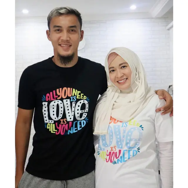 6 Potret Manis Okie Agustina dan Suami, 9 Tahun Bersama