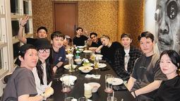 Tak hanya berdua, Afgan makan bersama Jackson Wang dan timnya. Mereka menikmati hidangan lezat makan malam di sebuah restoran di Jakarta Selatan. Tampak keakraban dan kenyamanan di antara dua artis beda negara tersebut. Suasana pun tampak hangat bersama tim. (Liputan6.com/IG/@afgan__)