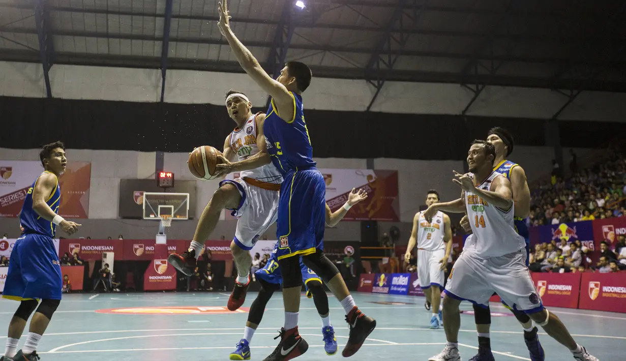 Pebasket Pelita Jaya, Dimas Aryo, berusaha mencetak poin saat melawan Satria Muda pada laga IBL seri 1 di Hall A Senayan, Jakarta, Sabtu (16/1/2016). (Bola.com/Vitalis Yogi Trisna)