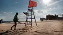 Sebuah kursi penjaga pantai yang kosong berdiri di Coney Island, salah satu tujuan pantai paling populer di wilayah Brooklyn di New York City (29/6/2022). Kota New York menghadapi kekurangan penjaga pantai di kolam renang kota dan pantai tahun ini, memaksa beberapa daerah untuk membatasi waktu berenang. (Spencer Platt/Getty Images/AFP)