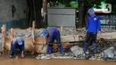 Petugas Dinas Sumber Daya Air melakukan perbaikan turap Kali Baru, Jakarta, Selasa (16/11/2021). Perbaikan turap sebagai antisipasi meluapnya aliran air yang menyebabkan banjir di kawasan tersebut. (Liputan6.com/Johan Tallo)