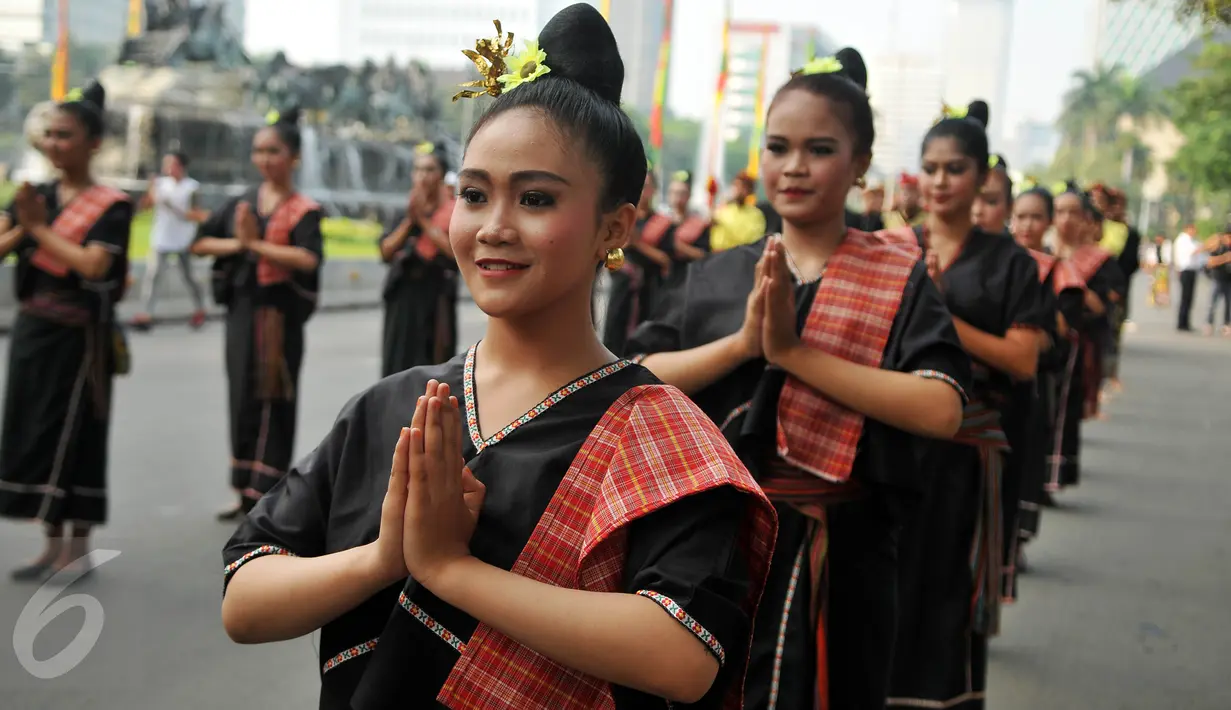 Sejumlah seniman meramaikan Parade Budaya Lombok Sumbawa 2016 di kawasan Thamrin, Jakarta, Minggu (17/7). Parade ini memperkenalkan seni dan budaya NTB menyambut kegiatan Visit Lombok Sumbawa tahun 2016. (Liputan6.com/Gempur M Surya)