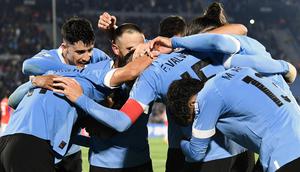 Gelandang Uruguay Federico Valverde (tengah) berselebrasi dengan rekan setimya setelah mencetak gol ke gawang Chile dalam Kualifikasi Piala Dunia 2026 zona CONMEBOL di Estadio Centenario, Sabtu (9/9/2023) pagi WIB. (Photo by Pablo PORCIUNCULA / AFP)