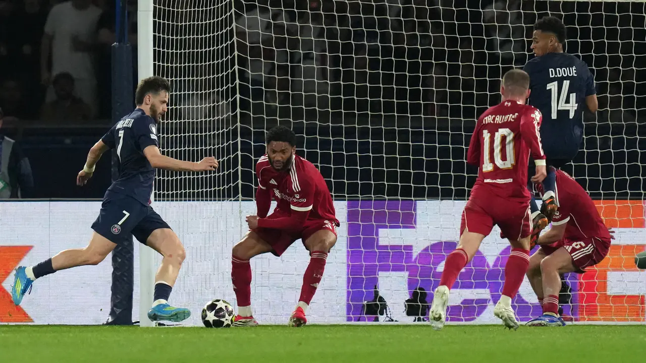 Pemain PSG Khvicha Kvaratskhelia (kiri) pada laga PSG vs Liverpool