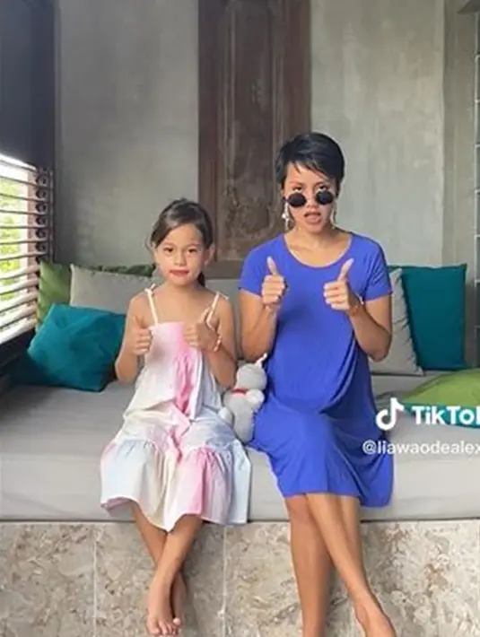Bersama anak semata wayangnya yang bernama  Alexa Jubaedah, Lia Waode kerap membagikan momen manis melalui media sosialnya. Salah satunya dengan membuat video TikTok bareng. Paras bule sang buah hati pun ikut mencuri perhatian. (Liputan6.com/TikTok/@liawaode)