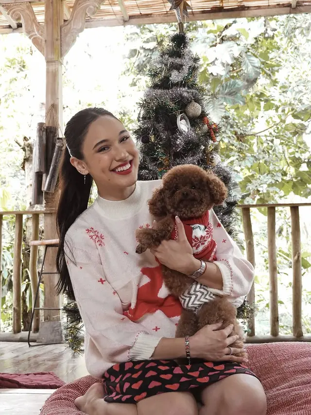 Rayakan Natal, Intip 6 Gaya Seleb Pose Depan Pohon Natal 2024 dari Amanda Manopo hingga Valerie Thomas