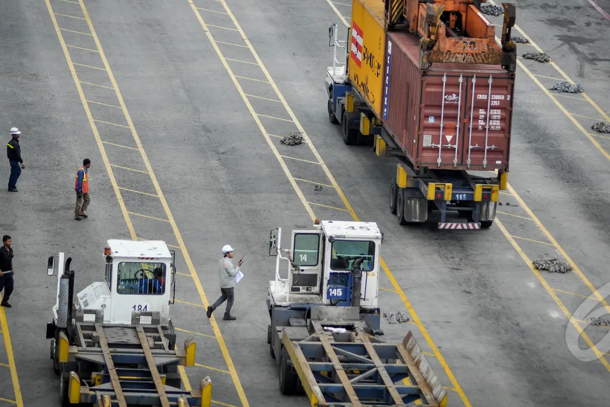 Aktivitas Bongkar Muat di JICT Tanjung Priok