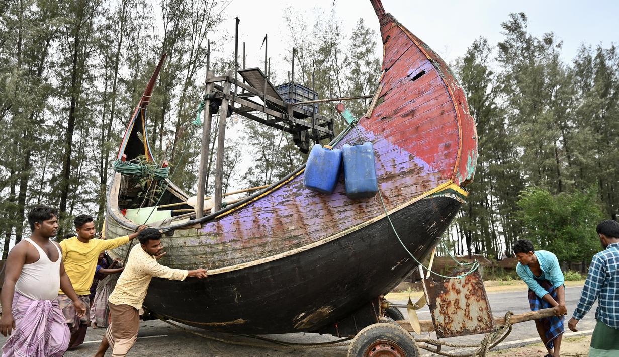 Para nelayan serta operator kapal pukat agar tidak berlayar jauh ke Teluk Benggala selama beberapa hari mendatang. (AFP/Munir uz zaman)
