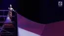 Penampilan penyanyi Lyodra dengan membawakan lagu nasional Garuda Pancasila pada Konser Pancasila Gemilang di JCC, Jakarta, Selasa (22/08). Lagu tersebut menggambarkan Sila Kelima Pancasila. (Liputan6.com/Herman Zakharia)