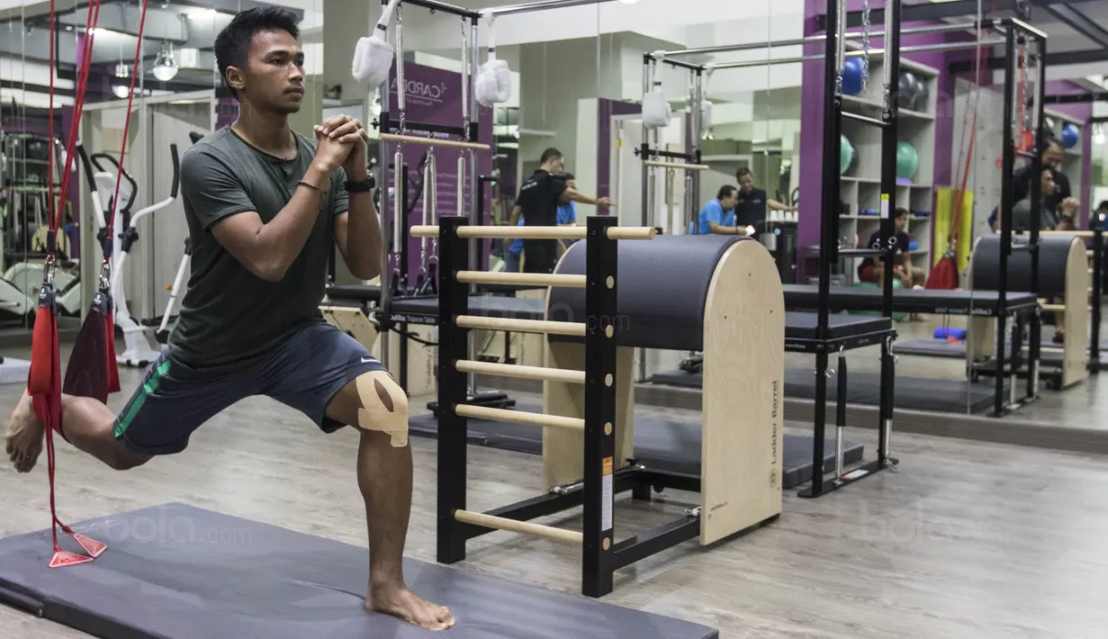 Bek Timnas Indonesia U-22, Bagas Adi Nugroho, menjalani terapi pemulihan di Cardea, Jakarta, Senin (31/7/2017). Lutut kiri dari pemain Arema FC ini mengalami cedera usai melakukan tekel pada kualifikasi Piala Asia U-23. (Bola.com/Vitalis Yogi Trisna)
