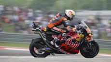 Pedro Acosta dari Spanyol dan Red Bull KTM Factory Racing melaju di lintasan lurus setelah mengalami kecelakaan saat balapan MotoGP di MotoGP AS - Balapan pada tanggal 30 Maret 2025 di Austin, Texas. (Mirco Lazzari gp/Getty Images via AFP)