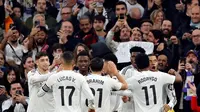 Penyerang Real Madrid, Kylian Mbappe (kanan) merayakan golnya saat laga pekan ke-18 La Liga 2024/2025 melawan Sevilla FC di Stadion Santiago Bernabeu, Madrid, 22 Desember 2024. (OSCAR DEL POZO/AFP)