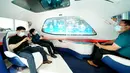 Pengunjung duduk dalam minibus pintar Hongqi dalam Pameran Otomotif Internasional Beijing 2020 di Beijing, China, 26 September 2020. Ajang ini mulai digelar pada Sabtu (26/9). (Xinhua/Chen Jianli)