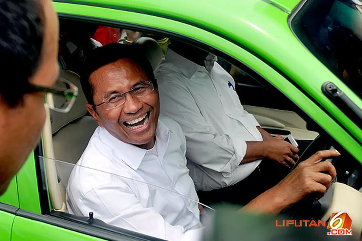 dahlan-naik-mobil-listrik-121121b.jpg