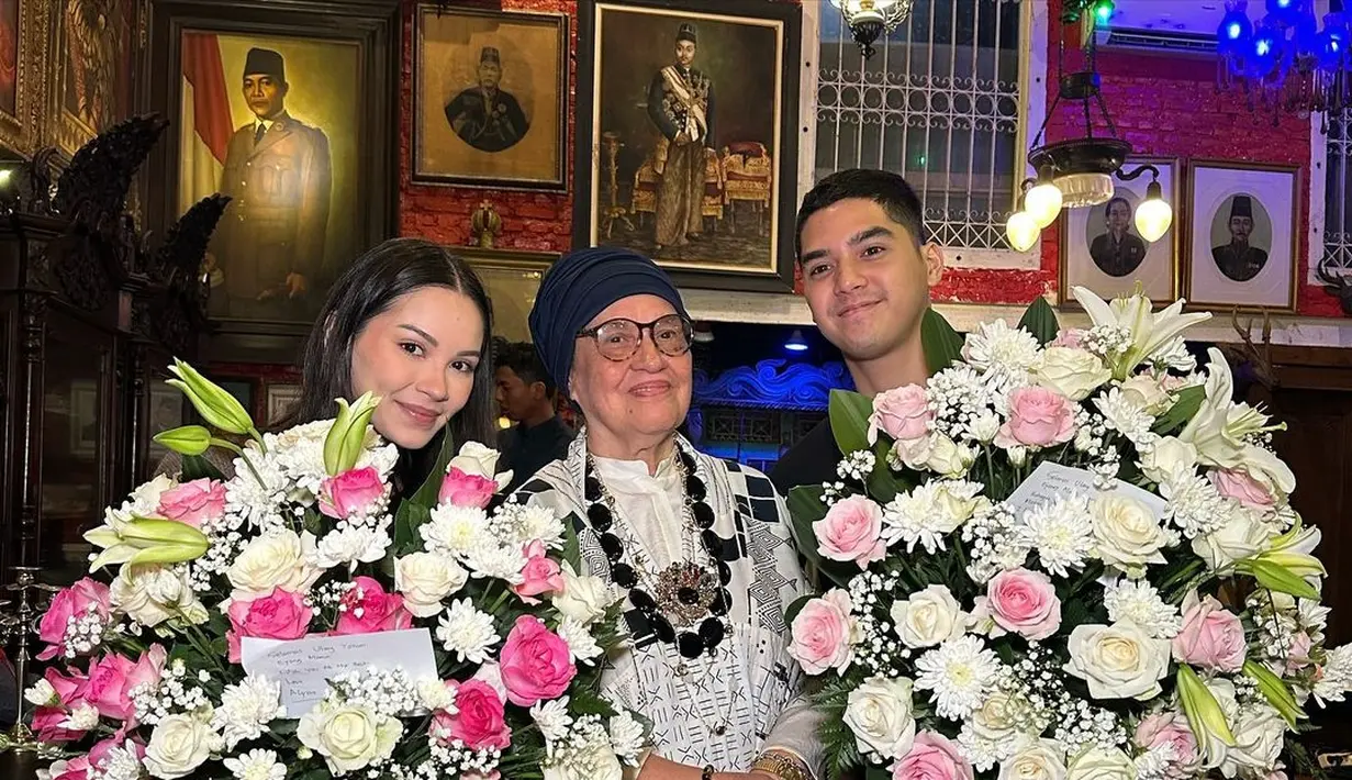 Abadikan foto bersama, kedekatan Alyssa dan keluarga Al Ghazali bak sudah jadi keluarga sendiri. [@alghazali7].