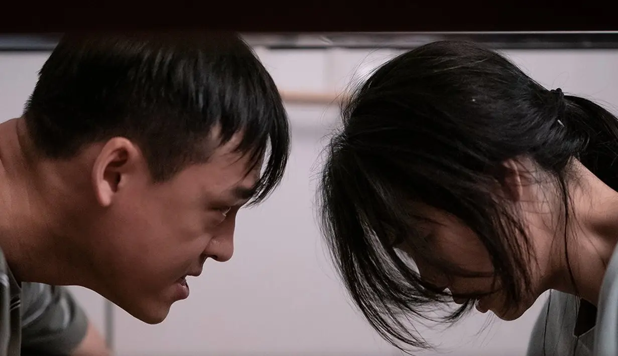 <p>Sang Eun terlihat sedih dan lelah saat dia menjalani kehidupan sehari-harinya bersama suami dan penyiksanya. Sang Eun tampak sangat terancam dan ketakutan. (Foto: ENA via Soompi)</p>