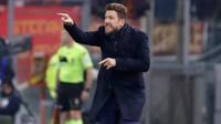 Pelatih AS Roma, Eusebio Di Francesco menginstruksikan pemainnya saat bertanding melawan Inter Milan pada lanjutan Liga Italia di stadion Olimpiade Roma (3/11). Roma bermain imbang 2-2 atas Inter. (AP Photo/Andrew Medichini)