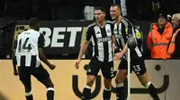 Jelang akhir pertandingan atau pada menit ke-90, Fabian Schar mencetak gol penyeimbang sekaligus penyelamat bagi Newcastle United dari kekalahan saat menjamu Liverpool. (Paul ELLIS/AFP)