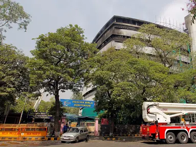 Sebuah mobil pemadam kebakaran terlihat berada di lokasi kebakaran yang melahap Museum Nasional Sejarah Alam di Ibu Kota India, New Delhi, Selasa (26/4). Sebanyak 35 mobil pemadam dikerahkan untuk memadamkan kobaran api. (REUTERS/Anindito Mukherjee)