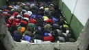 Umat muslim yang sedang berjalan dalam pawai damai untuk mengenang genosida Srebrenica 1995 melaksanakan salat Idul Adha dekat lokasi kuburan massal ditemukan di Liplje, Bosnia, 9 Juli 2022. Umat muslim seluruh dunia merayakan Idul Adha atau Hari Raya Kurban untuk memperingati kesediaan Nabi Ibrahim mengorbankan putranya. (AP Photo/Armin Durgut)