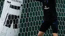 Kiper Inggris, Jordan Pickford berusaha menangkap bola saat mengikuti latihan di Spartak Zelenogorsk, St. Petersburg, Rusia,(2/7). Inggris akan berhadapan dengan Kolombia pada babak 16 besar Piala Dunia 2018. (AP Photo / Alastair Grant)