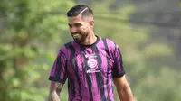 Julian Guevara jadi pemain baru yang kini jadi salah satu ruh permainan Arema FC. (Bola.com/Iwan Setiawan)