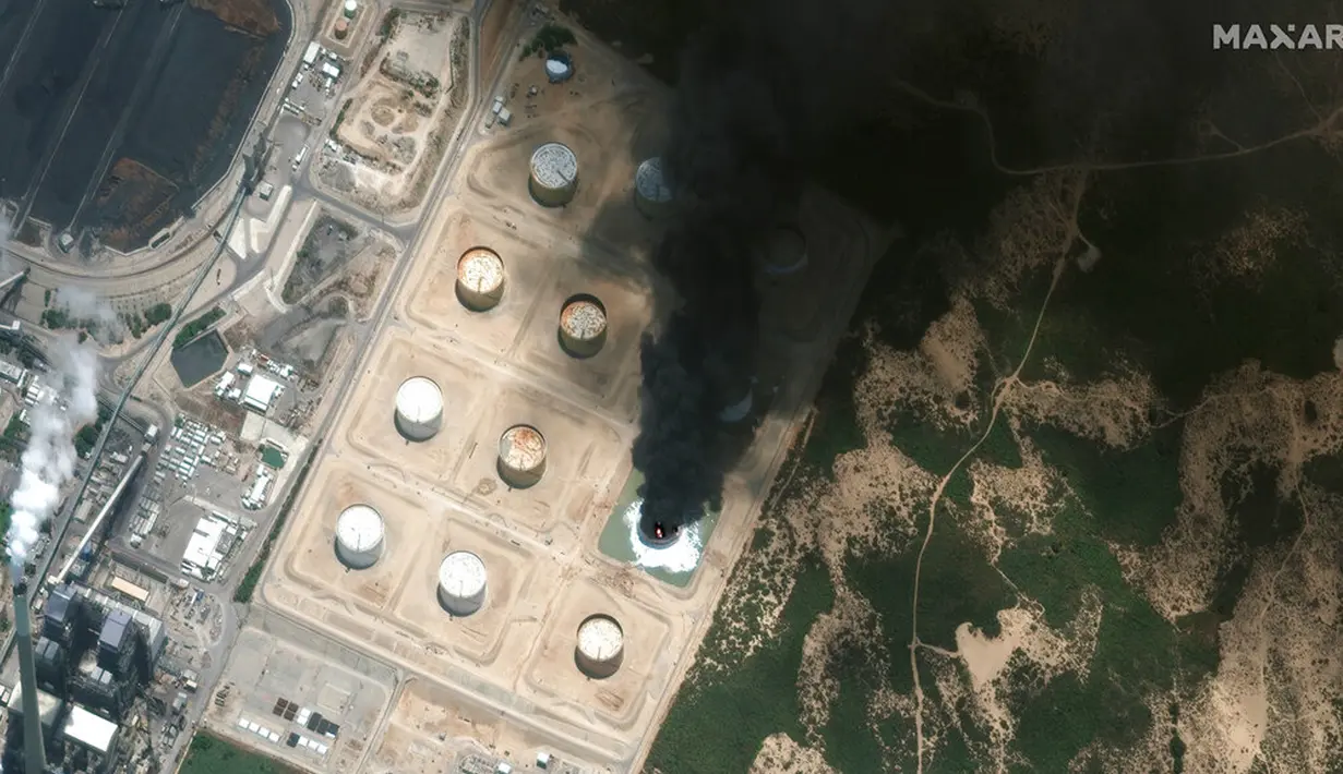 Gambar satelit yang dirilis oleh Maxar Technologies ini menunjukkan kebakaran di sebuah ladang tangki minyak di Ashkelon, Israel, Rabu (12/5/2021). Israel mengerahkan pasukan di sepanjang perbatasan Gaza menjelang kemungkinan invasi darat ke wilayah yang dikuasai Hamas. (Maxar Technologies via AP)