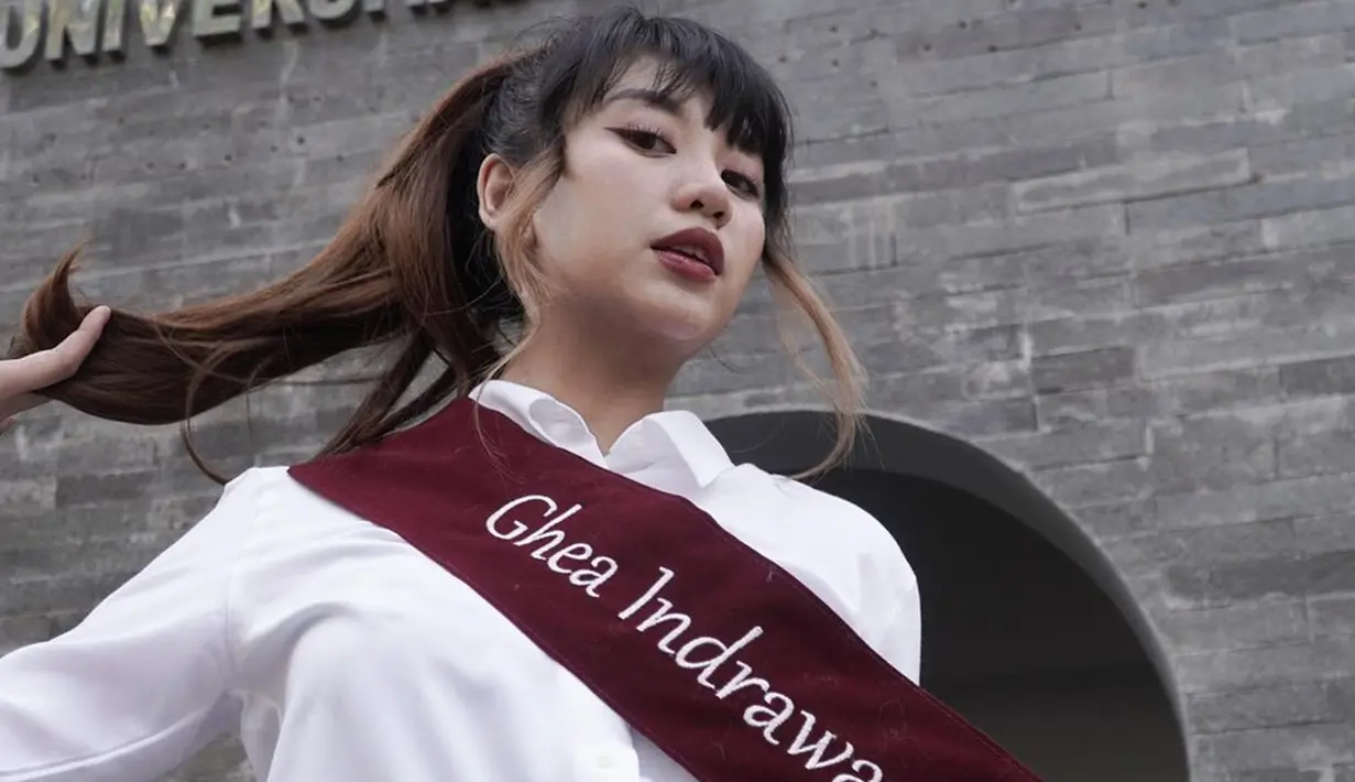 Ghea Indrawari akhirnya selesai menjalani sidang skripsinya pada Kamis (19/10/2023). Diakuinya, menjalani ujian skripsi kali ini tidak lah mudah, banyak rintangan yang dilaluinya. Perempuan 25 tahun itu mengaku tidak bisa tidur tenang, satu minggu jelang sidang skripsi. (Liputan6.com/IG/@gheaindrawari)