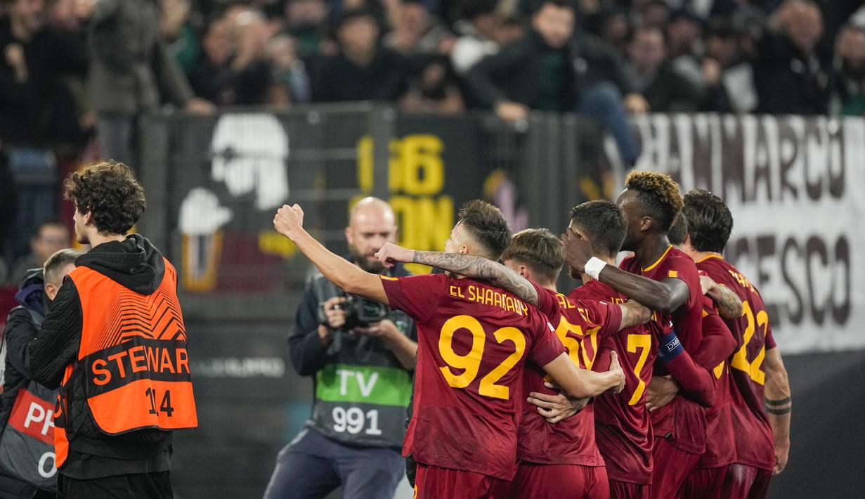 Para pemain AS Roma merayakan setelah rekan mereka, Lorenzo Pellegrini mencetak gol kedua untuk tim ke gawang Ludogorets pada Matchday 6 Grup C Liga Eropa 2022-2023 di Olimpico, Jumat (4/10/2022) dini hari WIB. Giallorossi -julukan AS Roma- sukses meraih kemenangan atas tamunya Ludogorets. (AP Photo/Andrew Medichini)