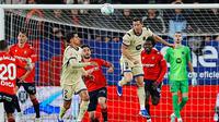 Robert Lewandowski menanduk bola di laga Osasuna vs Barcelona di laga pekan ke-34 Liga Spanyol 2025/2026 di El Sadar, Minggu (03/05/2026) dini hari WIB. (AP Photo/Miguel Oses)